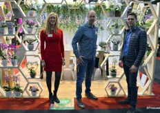 Marieke Toet en Patrick van der Arend van Pannekoek Orchideeën, met op visite Niels Kuiper van Floricultura
